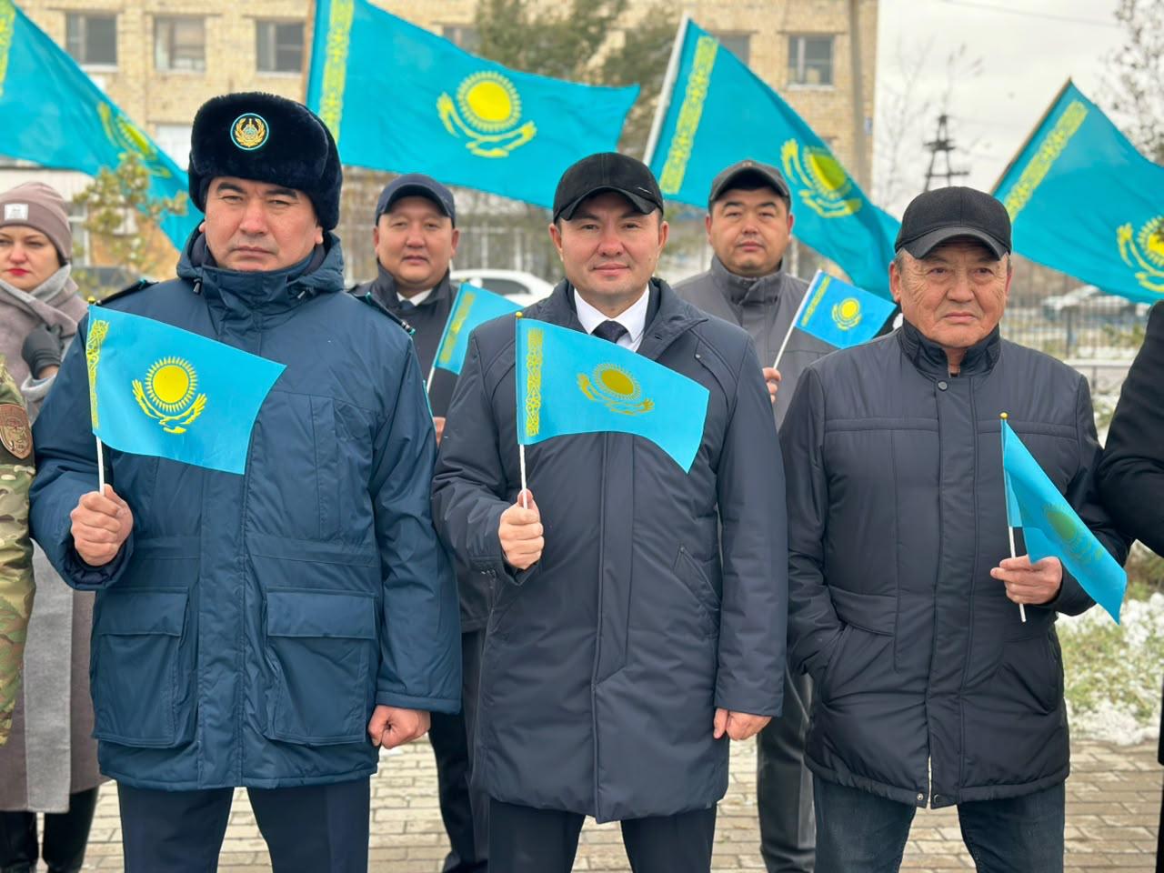 общее фото у флагштока