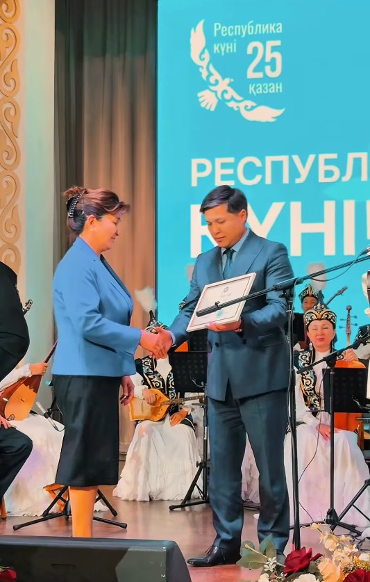 Алмалы ауданында Республика күніне арналған салтанатты концерт өтті
