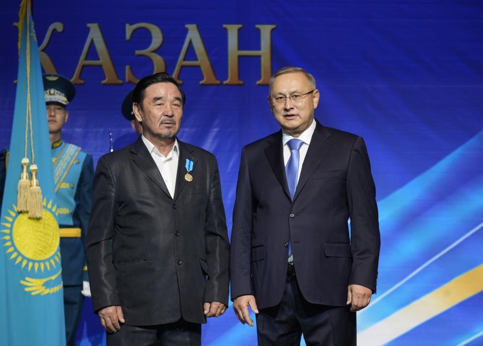 «Жетісу облысының Құрметті азаматы»наградаларын облыс әкімі Бейбіт Исабаев табыстады