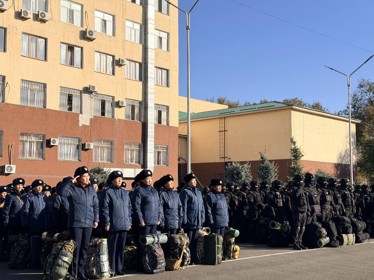 Жетісу облысының полиция қызметкерлері қысқы киім үлгісіне көшті.
