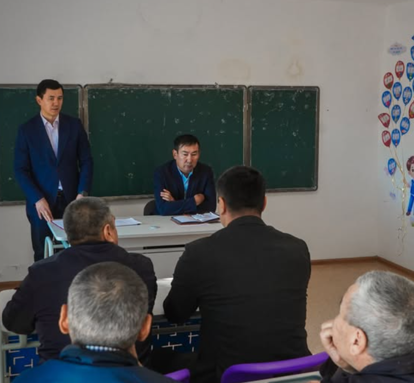 Сыныпта өткізіліп жатқан жиналыс немесе семинар.