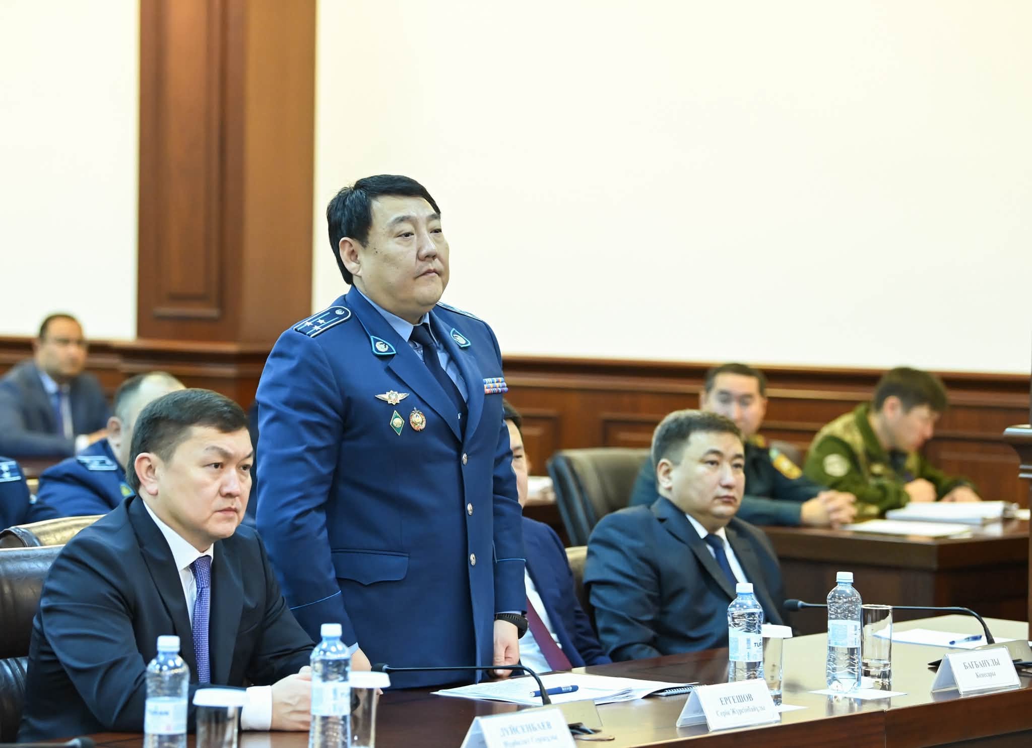 Мәжілісте қоғамдық тәртіпті, жол қауіпсіздігін сақтау, балалар қауіпсіздігі, жастар арасындағы құқықбұзушылықтың және отбасылық-тұрмыстық зорлық-зомбылықтың алдын алу мәселелері қаралды.