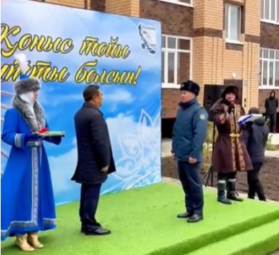 В День Республики акмолинским полицейским вручили ключи от квартир и служебных автомобилей