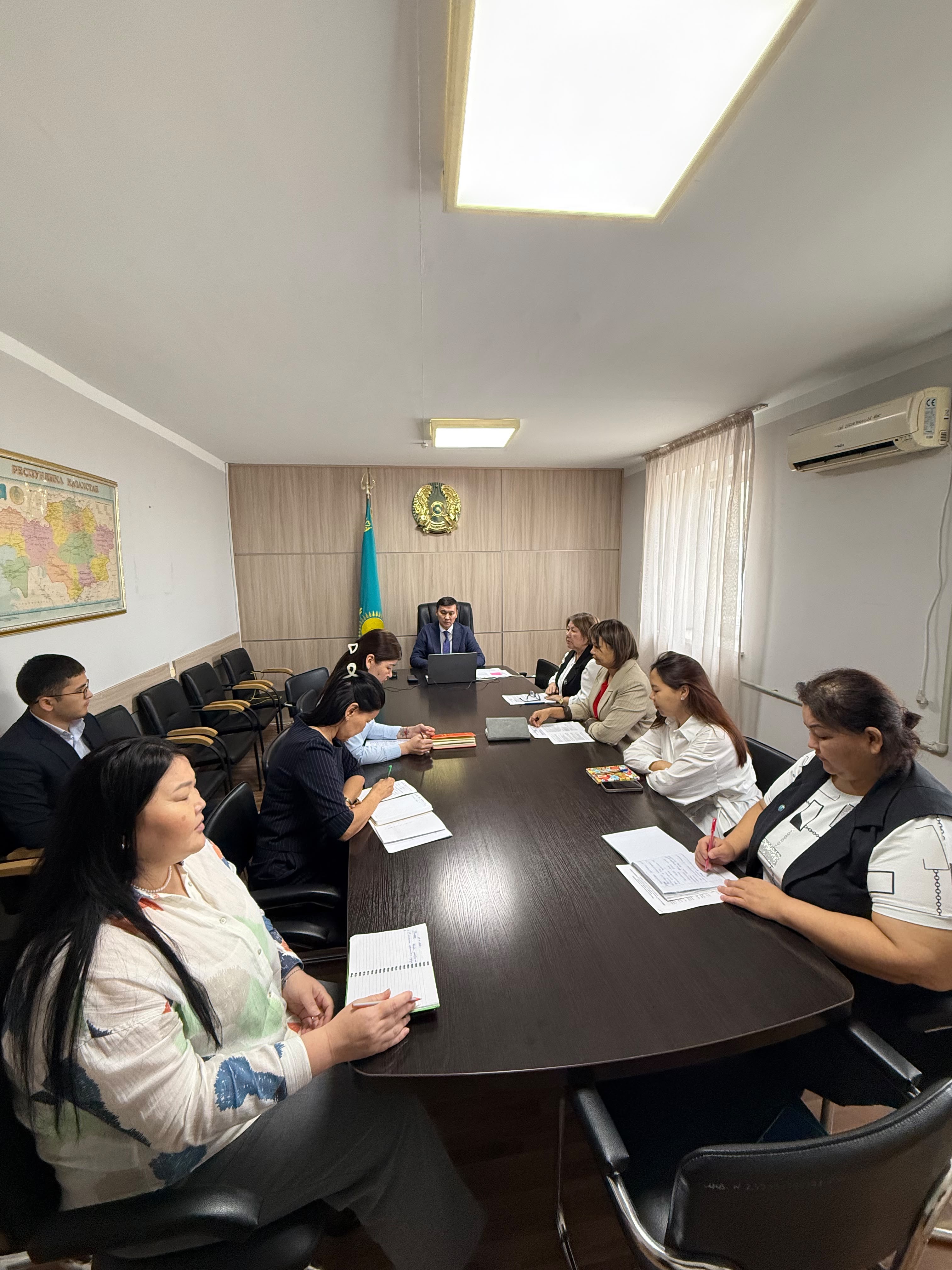 Қазақстан Республикасы Әділет министрі Е.Ж.Сәрсембаевтың төрағалығымен аумақтық әділет органдары басшылары мен қызметкерлерінің қатысуымен 2026 жылдың 9 айындағы жұмыс қорытындылары мен проблемалық мәселелерге арналған аппараттық кеңес өтті