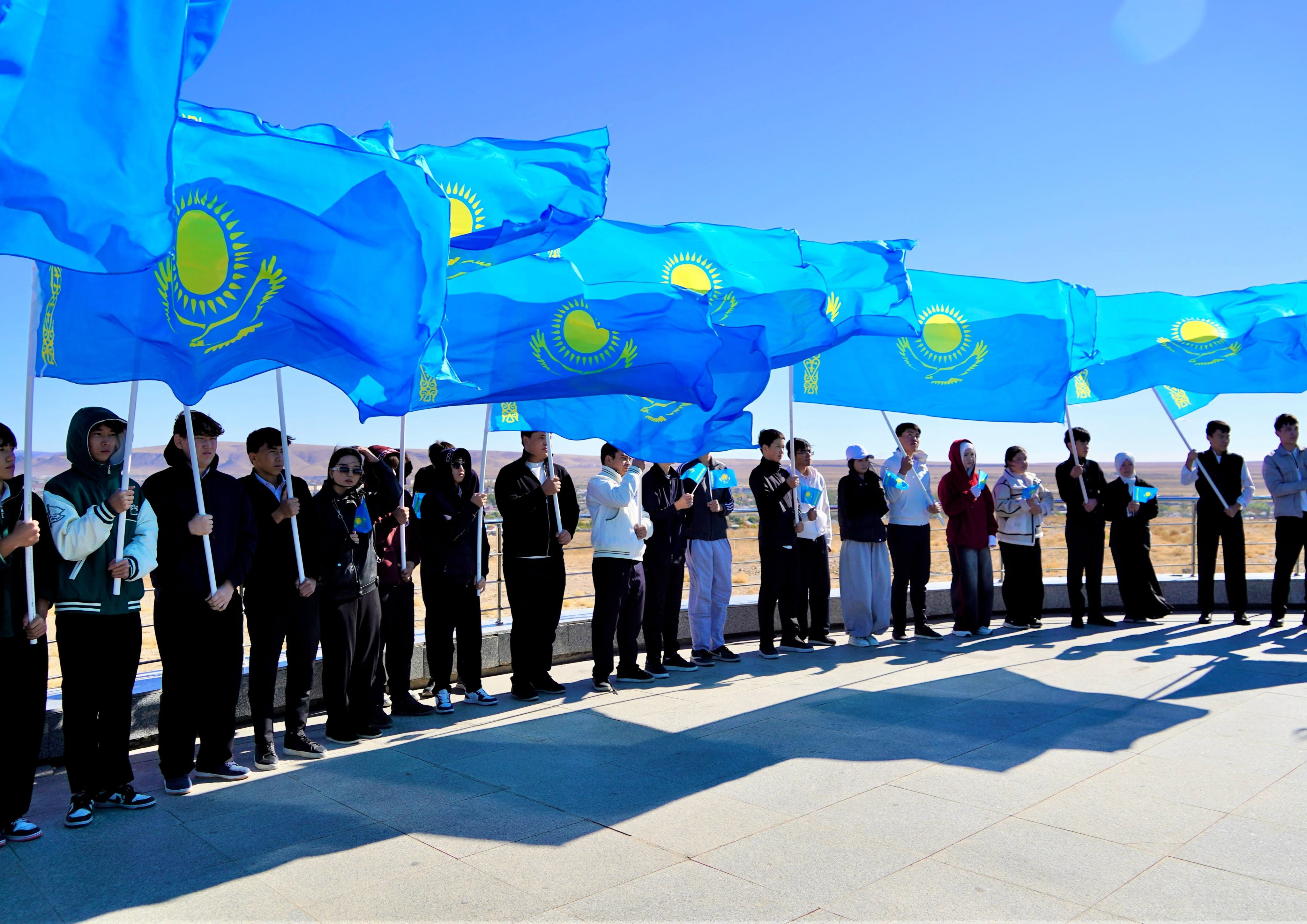 КЕНТАУДА РЕСПУБЛИКА КҮНІНЕ ОРАЙ МЕМЛЕКЕТТІК ТУ КӨТЕРУ РӘСІМІ ӨТТІ