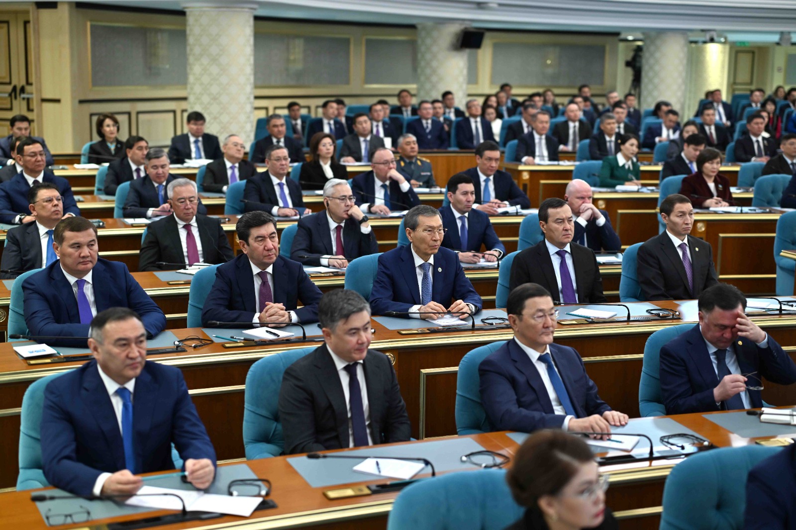 Қатысушылар Мемлекет басшысының сөзін мұқият тыңдап, елді одан әрі дамыту бағыттарын қарастырды.