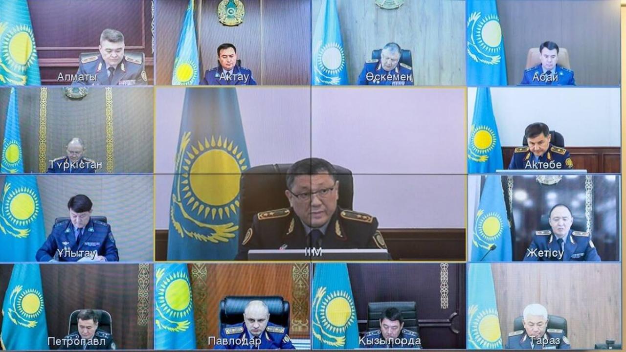 Қазақстанның әртүрлі қалаларынан бейнебайланыс арқылы қосылған полиция басшыларының жиналысы.
