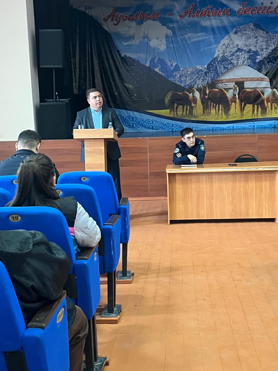 Аким Төленгитского сельского округа провел встречи с жителями