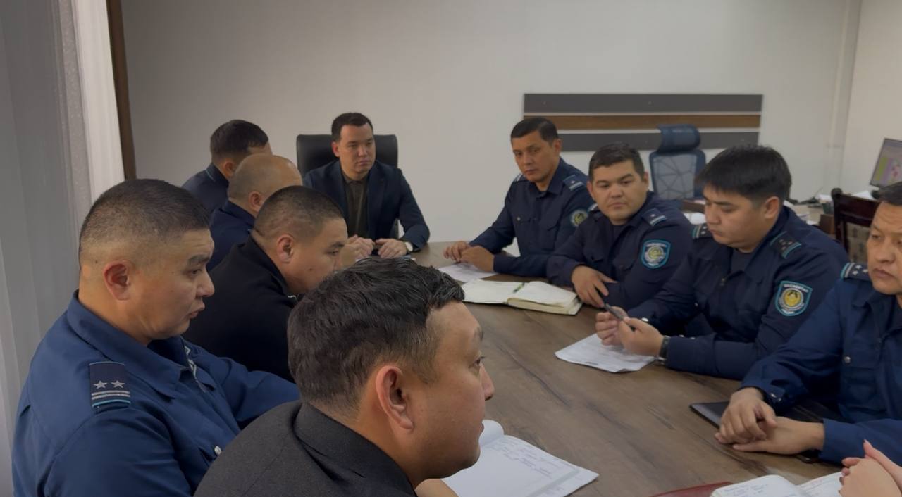 Талдықорған қаласының Полиция басқармасында жеке құрам арасындағы моральдық-психологиялық ахуалды жақсарту және қызметтік тәртіпті нығайту мәселелеріне арналған дөңгелек үстел өтті.