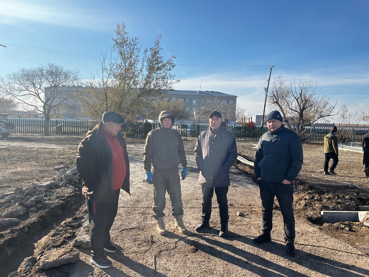 Ертіс ауылдық округінің әкімі Д.Омаров  Прииртышское ауылындағы саябақтың абаттандырылуын тексерді