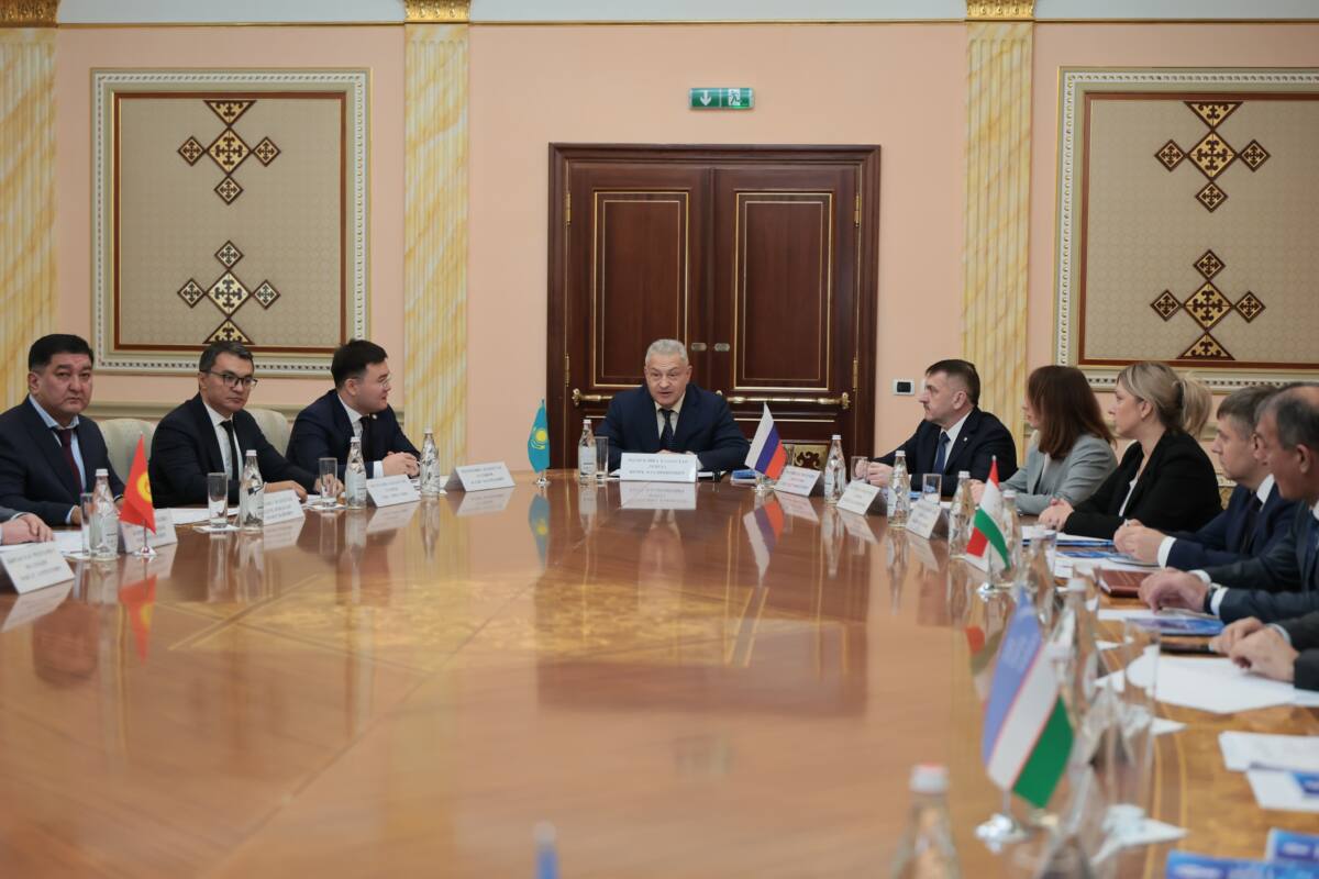 Ресми жиналыс кезіндегі делегация мүшелері мен ресми тұлғалардың үстел басындағы келіссөздері.
