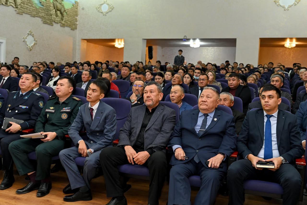 Залға жиналған әкімшілік және әскери қызметкерлердің жиналысы.