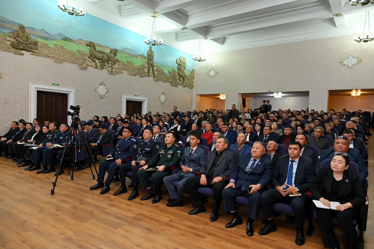 Жиынға жиналған әскери жәнеพล civil қызметкерлер тобы.