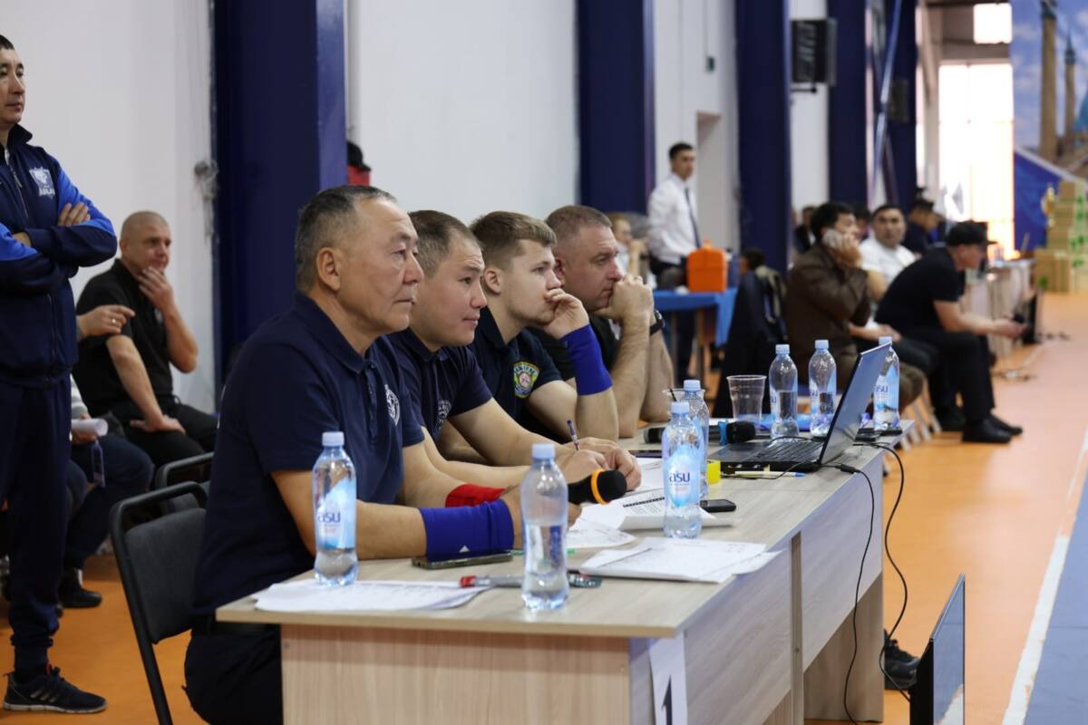 Төрешілер үстелінде отырған спорттық жарыс судьялары.