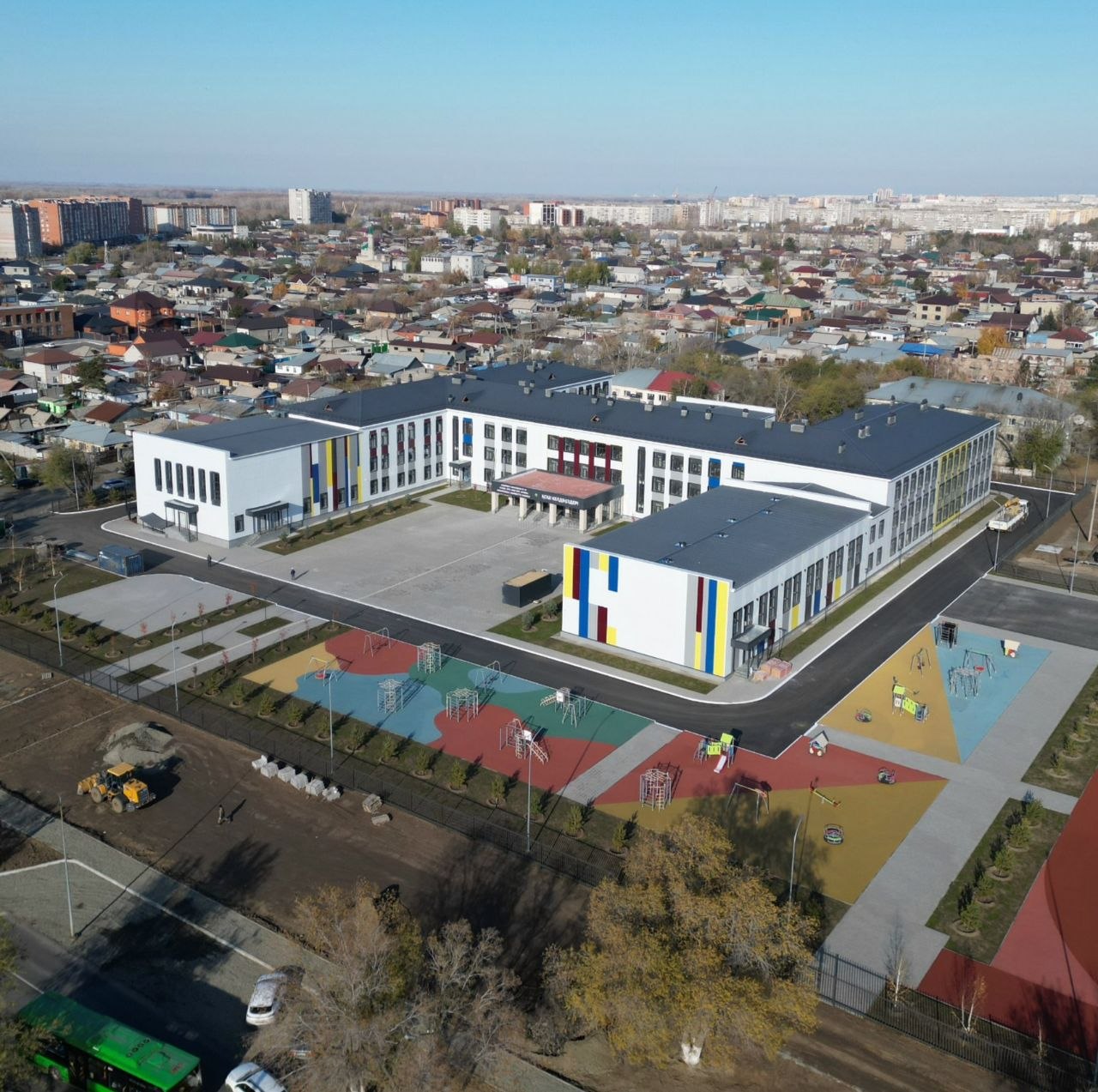 Павлодар қаласына жасаған жұмыс сапары барысында облыс әкімі Асайын Байханов «Усолка» шағын ауданында бой көтерген жаңа мектептің ашылуына дайындық барысымен танысып, қала көшелерін жөндеу жұмыстарын және «Павлодар» арнайы экономикалық аймағындағы (АЭА) жол инфрақұрылымының құрылысын тексерді