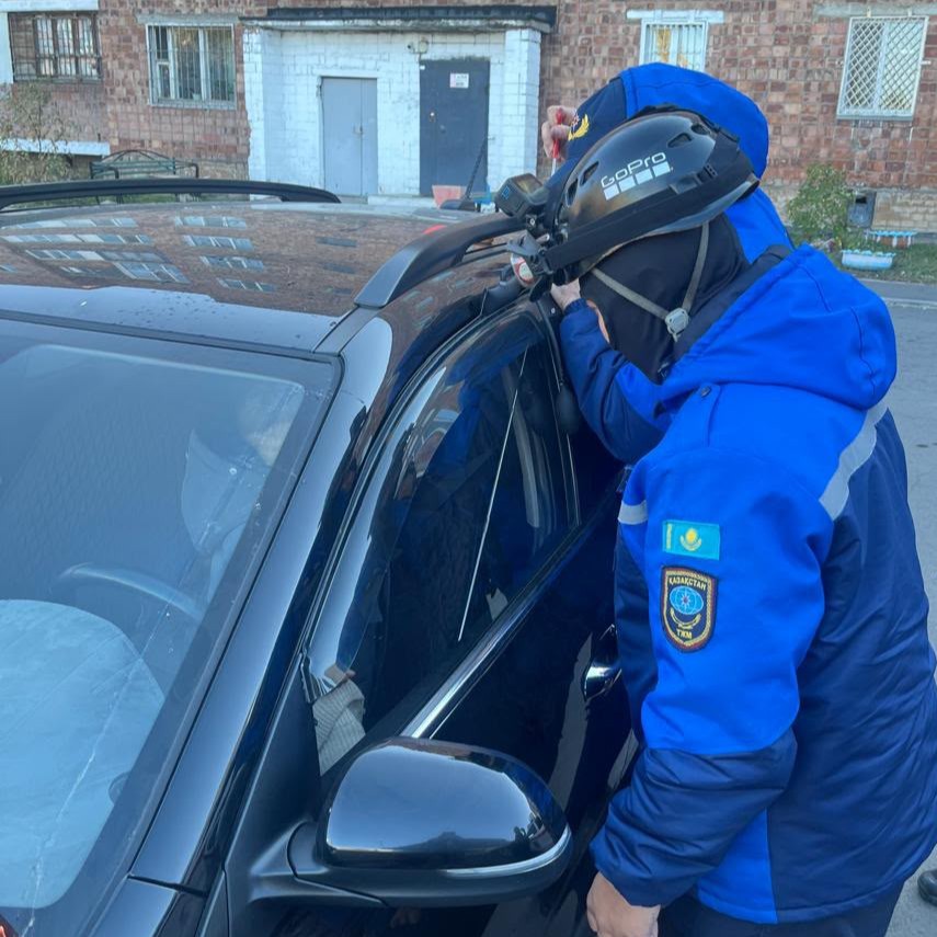 В Павлодаре спасатели помогли двухлетнему ребёнку, закрытому в автомобиле