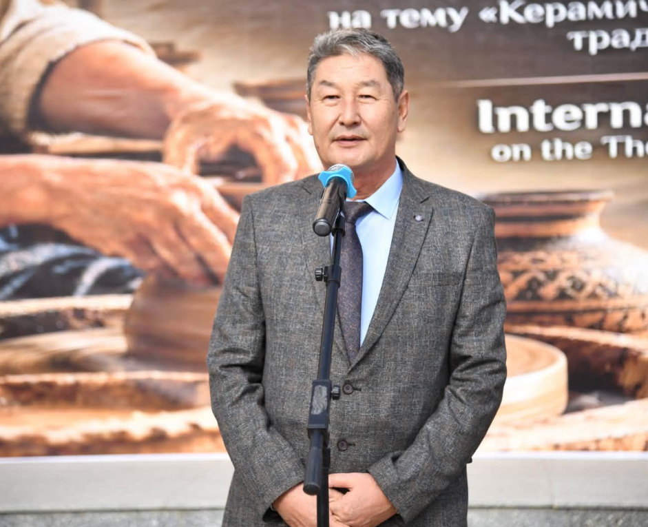 ОТЫРАРДА ХАЛЫҚАРАЛЫҚ ҚОЛӨНЕРШІЛЕР ЖӘРМЕҢКЕСІ ӨЗ ЖҰМЫСЫН БАСТАДЫ
