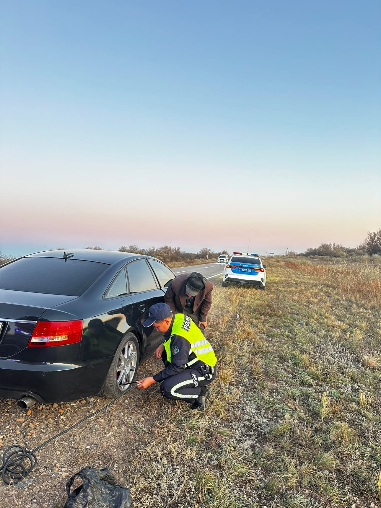Жолда бейжай өтпеді: Қостанай облысының полицейлері жүргізушіге көмек көрсетті